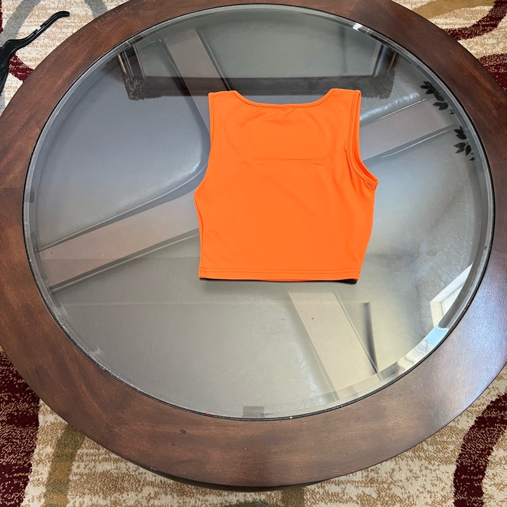 Privé Basic Crop Tank Top - Picture 2 of 5